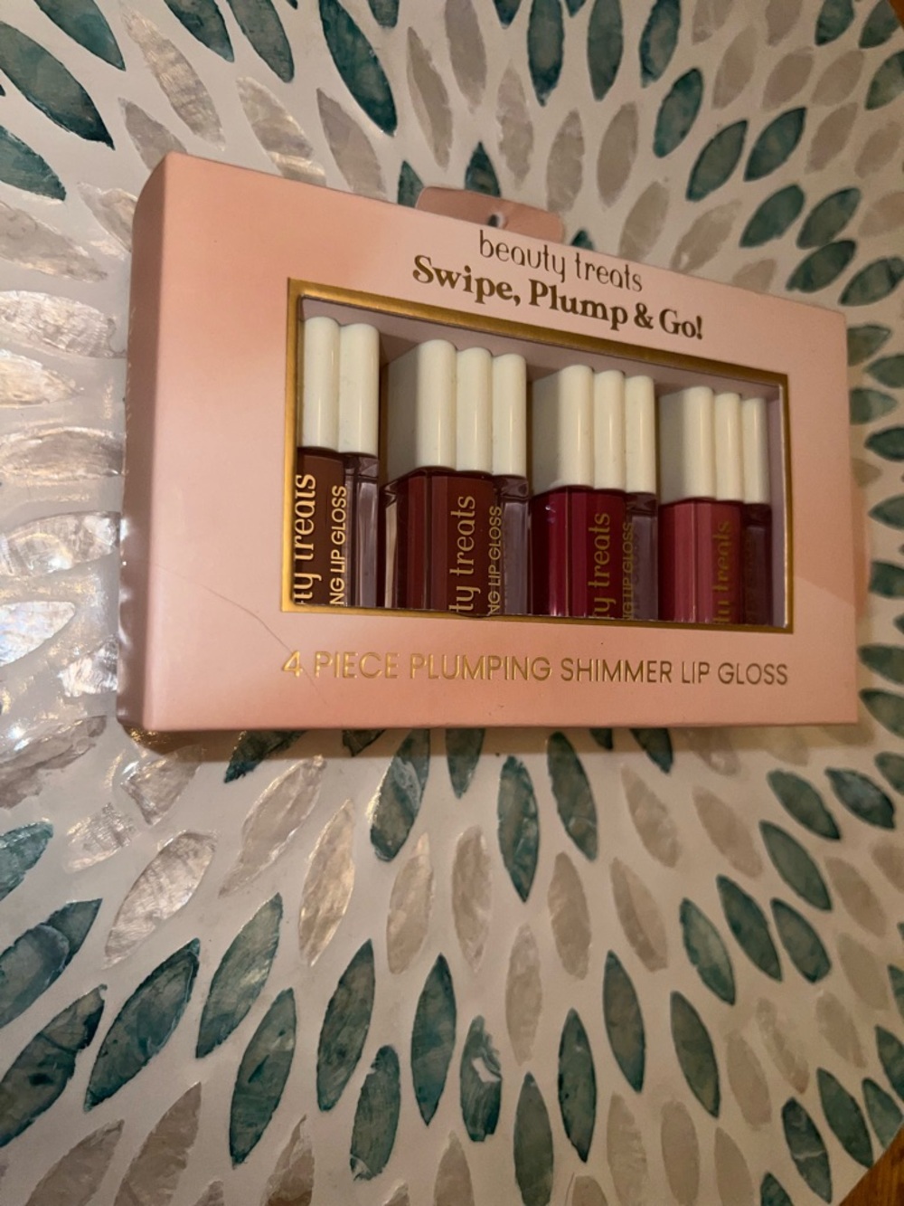 Beauty Treats - Swipe, Plump & Go! 4-Piece Plumping Shimmer Lip Gloss Set - Picture 3 of 6